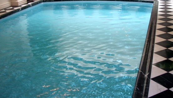 <b>游泳池为什么会发白？怎么解决？</b>